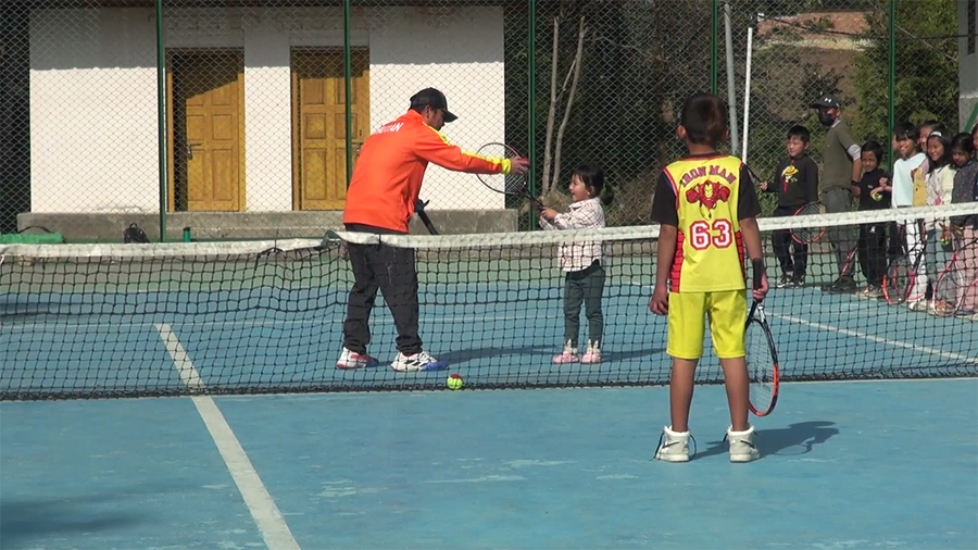 Bhutan Tennis Federation brings tennis coaching to students in Tsirang - BBSCL
