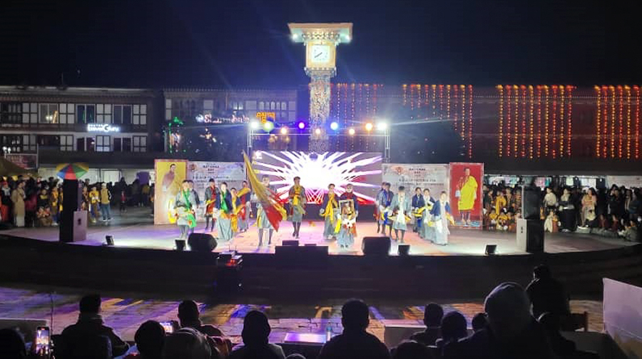 ཐིམ་ཕུག་ ཆུ་ཚོད་འཁོར་ལོ་ཀ་ཆེན་གྱི་ས་སྒོ་ནང་ ཚེ་བཅུ་གི་འགྲེམ་སྟོན་ལས་རིམ་ཅིག་ འགོ་འདྲེན་འཐབ་ཡོདཔ།