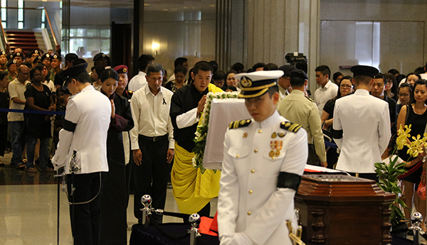 His Majesty pays personal respects to Late Lee Kuan Yew