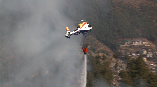 Helicopter used for the first time to control forest fire