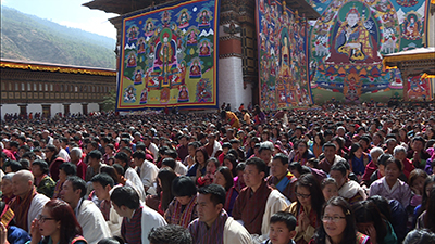 Thousands receive blessings from His Holiness--