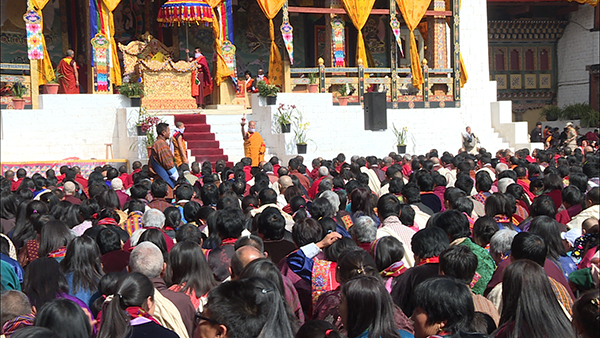 Thousands receive blessings from His Holiness