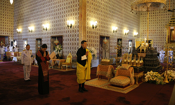 his-majesty-pays-respect-to-thailands-late-king