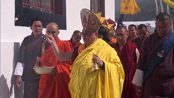 his-holiness-consecrates-a-lhakhang-in-tendruk