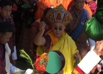 His Holiness consecrates Wache Dzong