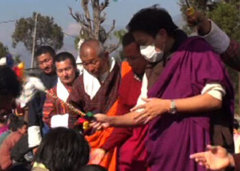 Dungzin Garab Rinpochhe graces Baza Guru Dungdrup