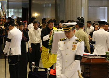 His Majesty pays personal respects to Late Lee Kuan Yew