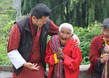 His Majesty interacts with people of Wochu
