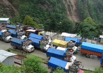 Truckers block road after Jaypee Associates disallow unloading