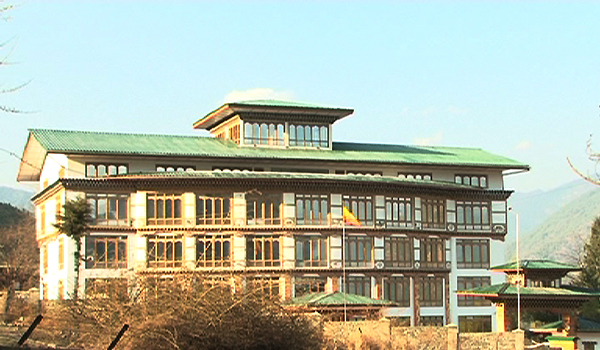 Bribery case involving immigration officials continue (2)