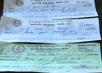Conman issues fake cheques