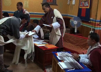 Zimpon Wom delivers kidu semso on behalf of His Majesty