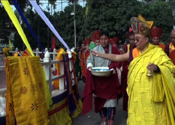 His Holiness consecrates chorten and Mandir