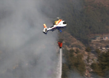 Helicopter used for the first time to control forest fire