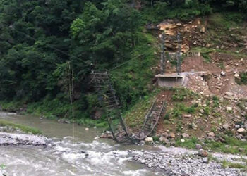 1 dead, 7 missing after bridge collapses