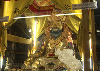 His Holiness consecrate Zhabdrung Ngawang Namgyel’s statue