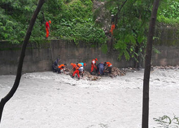 Hundreds work to contain swelling rivers