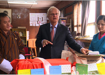 Netherlands Alumni Association donates 300 books