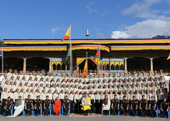 His Majesty grants audience to volunteers of DeSuung