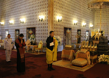 His Majesty pays respect to Thailand’s Late King