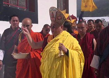 His Holiness consecrates a Lhakhang in Tendruk