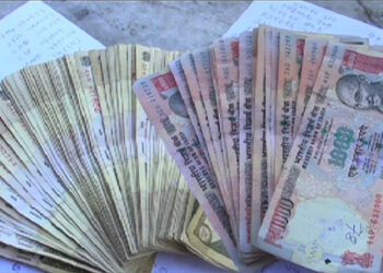 Financial institutions to accept 500 and 1,000 Indian rupee notes until mid December