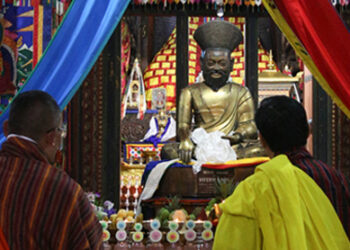 His Majesty offers prayers before a special statue of Zhabdrung