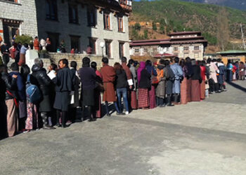 Hundreds line up at RMA to exchange Ngultrum with Rupees