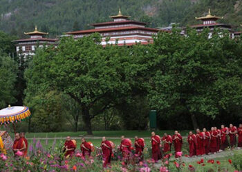 Their Majesties receive His Holiness