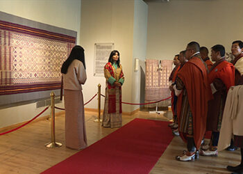 Queen Mother inaugurates an exhibition on Trima pattern