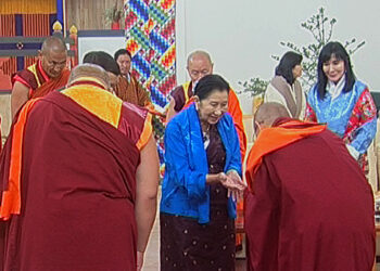 Royal Grandmother grants lunch to devotees at Kuenselphodrang