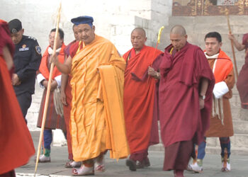 Central Monastic Body leaves for winter residence in Punakha