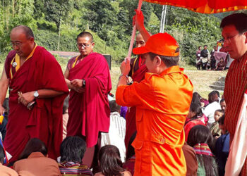 His Eminence Sungtruel Rinpoche administers wang in Nganglam