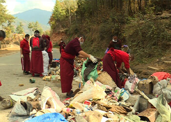 Monks of Dodedhrak clean up Kuensel Phodrang