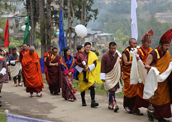 His Majesty visits Gangteng Sa-Ngag Choeling Monastery