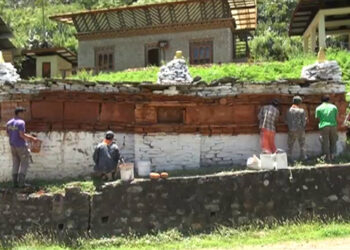 Chortens whitewashing, a voluntary project