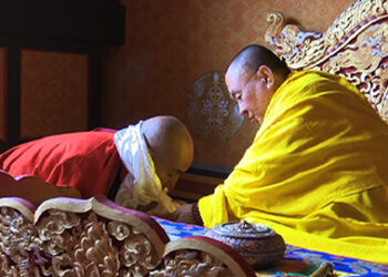 HH the Je Khenpo appoints new lam of Tharpaling Monastery