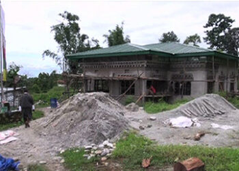 Dechhen Pelri villagers building their homes with support from Tarayana