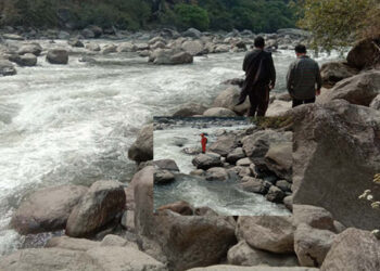 Search teams looking for two missing monks along the Drangme chhu