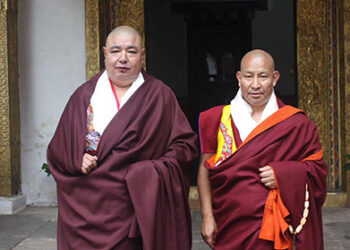 Dorji Lopen confers Tashi Lekdhar to the new Drel-chung and Lampoen of Zhung Dratshang