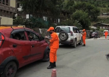 People in Punakha support frontliners with cash and kinds