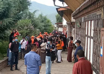 Crowding at the duty-free tobacco outlet