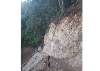 Falling boulders kill a man, Zhemgang