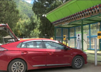 Limited charging points dissuade electric taxi drivers to travel long distance