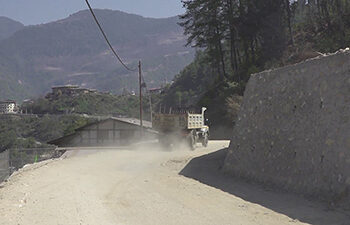 Dust menace along Trailing and Jarung Khashor road in Monggar