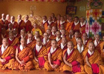 HH Je Khenpo administers Gelong vows to more than 700 monks