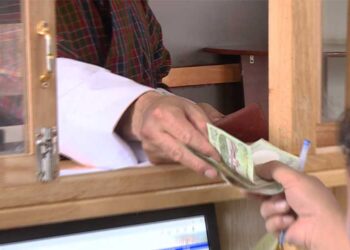 Public offices accepting only cash payments causing inconveniences to people