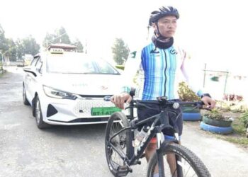 An environmentalist starts month-long cycling campaign to educate students on climate change