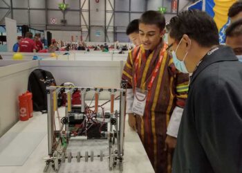 Students build robot to turn carbon emissions from transportation into oxygen