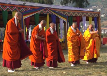 HH the Je Khenpo confers Dhar to newly appointed Lam Netens, principals & Khenpo